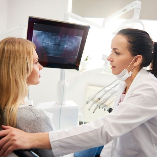 hablar con tu dentista sobre la halitosis
